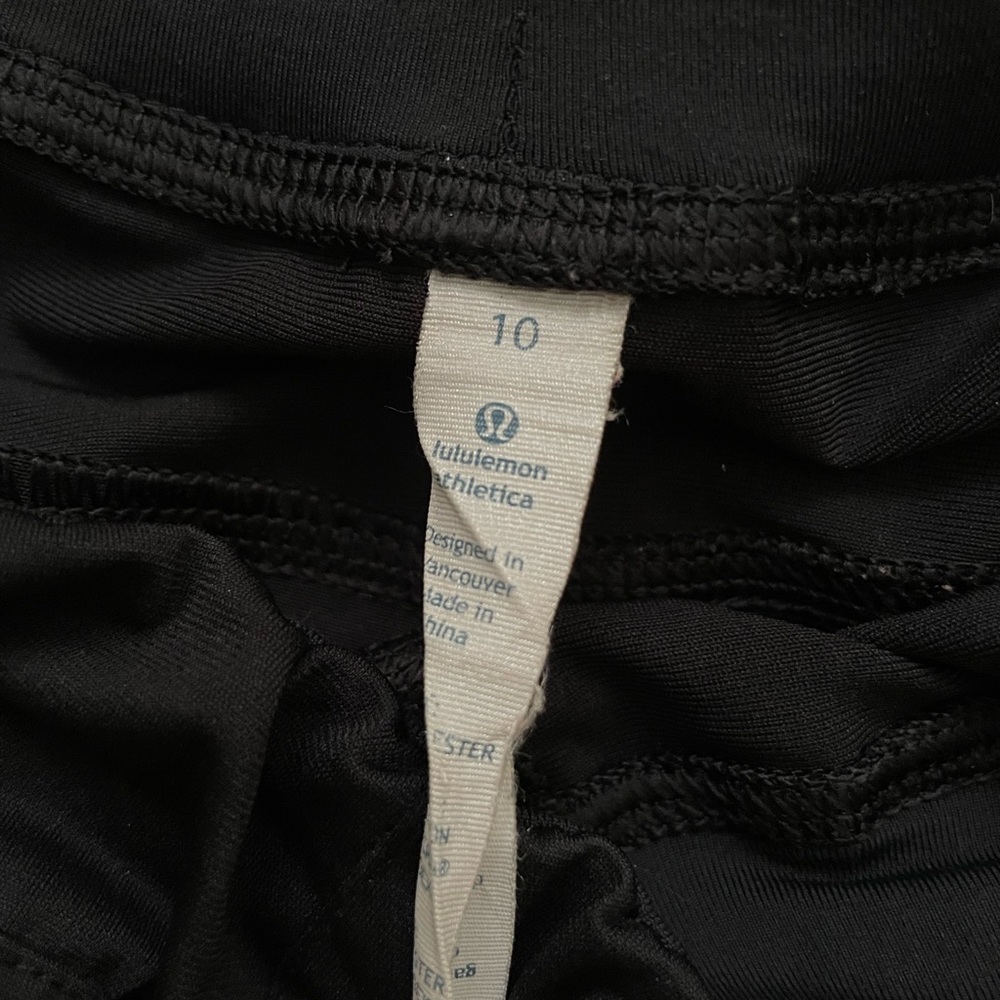 Lululemon Spring Break Away Cuffed Short Black Size 10 - Picture 4 of 4